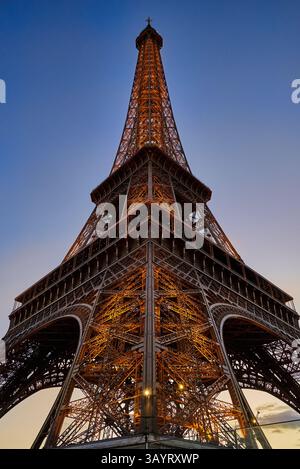 Der riesige und wunderschöne Eiffelturm in Paris Frankreich mit Blick von unten Stockfoto