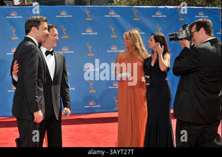 Aug 29, 2010 - Los Angeles, Kalifornien, USA - JIMMY FALLON links, und Ehefrau NANCY JUVONEN, dritter von links, kommen Sie zur 62. Primetime Emmy Awards Show. (Foto: © Leonard Ortiz/ZUMApress.com) Stockfoto