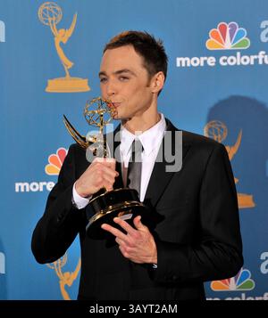 29. August 2010 – Los Angeles, Kalifornien, USA – JIM PARSONS im Presseraum mit seiner Trophäe für „Outstanding Lead Actor in A Comedy Series“ für „The Big Bang Theory“ während der 62. Primetime Emmy Awards Show. (Foto: © Leonard Ortiz/ZUMApress.com) Stockfoto