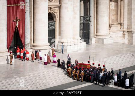 Italien, Rom, Vatikanstadt, 23. April 2025: Zeremonie der Versetzung des Leichnams von Papst Franziskus in den Petersdom, der Sarg tritt unter dem Beifall der Gläubigen in die Basilika ein. Der Sarg mit dem Leichnam von Papst Franziskus wird bis Freitag, den 25. April, in der Papstbasilika bleiben, damit die Gläubigen ihre letzte Ehre erweisen können. Foto © Stefano Carofei/Sintesi/Alamy Live News Stockfoto