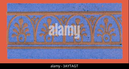 Eine komplizierte dekorative Borte mit Bögen und Blumenmotiven vor einem leuchtend blauen Hintergrund. Das Design zeigt ein sich wiederholendes Muster, das Eleganz und Handwerkskunst ausstrahlt. Pompeji Ornament Klassische Kunst mit modernem Touch, neu gestaltet von Artotop Stockfoto