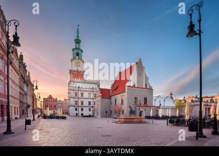 Posen, Polen. Stadtbild des alten Marktplatzes in Posen, Polen bei schönem Sonnenaufgang. Stockfoto