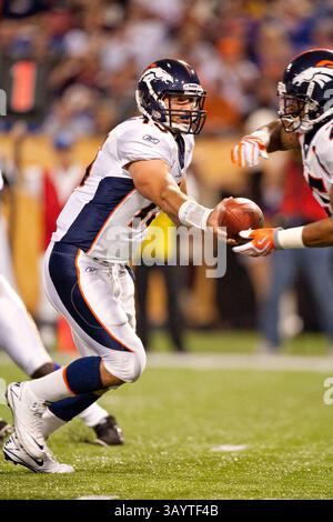 September 2010 Minneapolis, MN. Metrodome... Denver Broncos Quarterback Tim Tebow #15 fällt für die Übergabe zurück, Tebow übertrifft 167 Yards und macht 12 von 16 Pässen heute Abend. Minnesota Vikings gewann die Denver Broncos 31-24, die Vikings gingen 3-1 für die Vorsaison. (Bild: © Mike McGinnis/Cal Sport Media/ZUMApress.com) Stockfoto