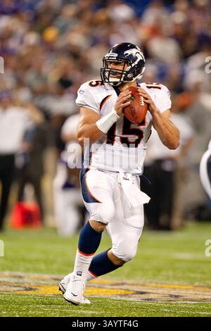 September 2010 Minneapolis, MN. Metrodome... Denver Broncos Quarterback Tim Tebow #15 fällt zurück in Pass, Tebow geht für 167 Yards und macht 12 von 16 Pässen heute Abend. Minnesota Vikings gewann die Denver Broncos 31-24, die Vikings gingen 3-1 für die Vorsaison. (Bild: © Mike McGinnis/Cal Sport Media/ZUMApress.com) Stockfoto