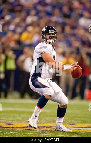 September 2010 Minneapolis, MN. Metrodome... Denver Broncos Quarterback Tim Tebow #15 fällt zurück in Pass, Tebow geht für 167 Yards und macht 12 von 16 Pässen heute Abend. Minnesota Vikings gewann die Denver Broncos 31-24, die Vikings gingen 3-1 für die Vorsaison. (Bild: © Mike McGinnis/Cal Sport Media/ZUMApress.com) Stockfoto