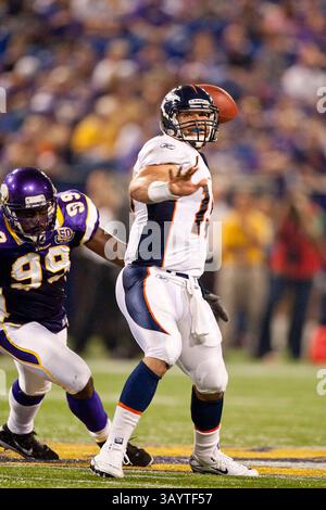 September 2010 Minneapolis, MN. Metrodome... Denver Broncos Quarterback Tim Tebow #15 fällt zurück in Pass, Tebow geht für 167 Yards und macht 12 von 16 Pässen heute Abend. Minnesota Vikings gewann die Denver Broncos 31-24, die Vikings gingen 3-1 für die Vorsaison. (Bild: © Mike McGinnis/Cal Sport Media/ZUMApress.com) Stockfoto