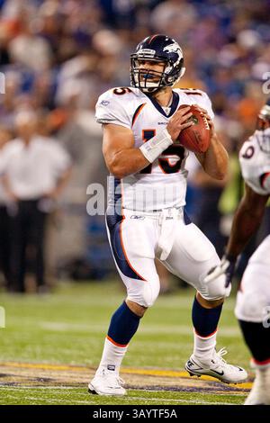 September 2010 Minneapolis, MN. Metrodome... Denver Broncos Quarterback Tim Tebow #15 fällt zurück in Pass, Tebow geht für 167 Yards und macht 12 von 16 Pässen heute Abend. Minnesota Vikings gewann die Denver Broncos 31-24, die Vikings gingen 3-1 für die Vorsaison. (Bild: © Mike McGinnis/Cal Sport Media/ZUMApress.com) Stockfoto