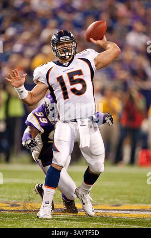 September 2010 Minneapolis, MN. Metrodome... Denver Broncos Quarterback Tim Tebow #15 fällt zurück in Pass, Tebow geht für 167 Yards und macht 12 von 16 Pässen heute Abend. Minnesota Vikings gewann die Denver Broncos 31-24, die Vikings gingen 3-1 für die Vorsaison. (Bild: © Mike McGinnis/Cal Sport Media/ZUMApress.com) Stockfoto
