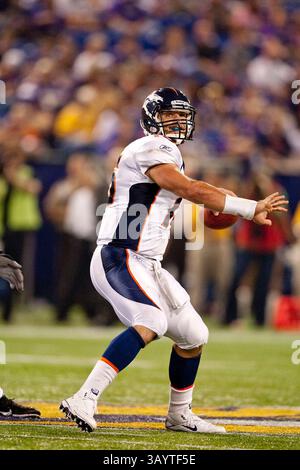 September 2010 Minneapolis, MN. Metrodome... Denver Broncos Quarterback Tim Tebow #15 fällt zurück in Pass, Tebow geht für 167 Yards und macht 12 von 16 Pässen heute Abend. Minnesota Vikings gewann die Denver Broncos 31-24, die Vikings gingen 3-1 für die Vorsaison. (Bild: © Mike McGinnis/Cal Sport Media/ZUMApress.com) Stockfoto