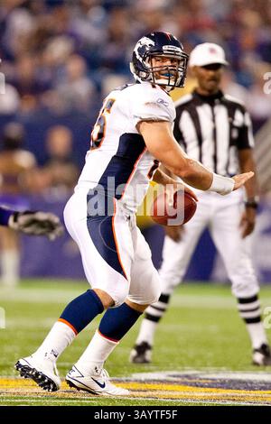 September 2010 Minneapolis, MN. Metrodome... Denver Broncos Quarterback Tim Tebow #15 fällt zurück in Pass, Tebow geht für 167 Yards und macht 12 von 16 Pässen heute Abend. Minnesota Vikings gewann die Denver Broncos 31-24, die Vikings gingen 3-1 für die Vorsaison. (Bild: © Mike McGinnis/Cal Sport Media/ZUMApress.com) Stockfoto