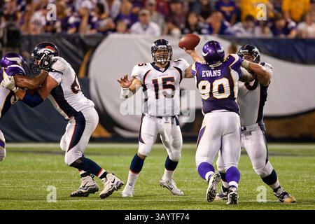 September 2010 Minneapolis, MN. Metrodome... Denver Broncos Quarterback Tim Tebow #15 fällt zurück in Pass, Tebow geht für 167 Yards und macht 12 von 16 Pässen heute Abend. Minnesota Vikings gewann die Denver Broncos 31-24, die Vikings gingen 3-1 für die Vorsaison. (Bild: © Mike McGinnis/Cal Sport Media/ZUMApress.com) Stockfoto