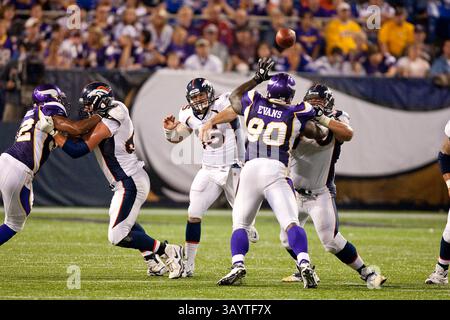 September 2010 Minneapolis, MN. Metrodome... Denver Broncos Quarterback Tim Tebow #15 fällt zurück in Pass, Tebow geht für 167 Yards und macht 12 von 16 Pässen heute Abend. Minnesota Vikings gewann die Denver Broncos 31-24, die Vikings gingen 3-1 für die Vorsaison. (Bild: © Mike McGinnis/Cal Sport Media/ZUMApress.com) Stockfoto