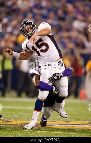 September 2010 Minneapolis, MN. Metrodome... Denver Broncos Quarterback Tim Tebow #15 fällt zurück in Pass, Tebow geht für 167 Yards und macht 12 von 16 Pässen heute Abend. Minnesota Vikings gewann die Denver Broncos 31-24, die Vikings gingen 3-1 für die Vorsaison. (Bild: © Mike McGinnis/Cal Sport Media/ZUMApress.com) Stockfoto