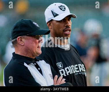 2. September 2010: Der Quarterback der Oakland Raiders Jason Campbell (8) vor dem NFL-Football-Spiel zwischen den Oakland Raiders und den Seattle Seahawks im Oakland-Alameda County Coliseum in Oakland, CA. Campbell wurde im vorherigen Spiel verletzt und spielte nicht. Die Raiders besiegten die Seahawks mit 27:24. Damon Tarver/CSM(Bild: © Damon Tarver/Cal Sport Media/ZUMApress.com) Stockfoto