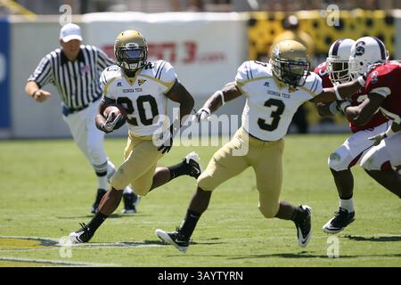 Am 4. September 2010 eröffneten die Georgia Tech Yellow Jackets ihre Saison mit der Austragung der South Carolina Bulldogs auf Grant Field im Bobby Dodd Stadium in Atlanta, GA. Georgia Tech Yellow Jackets Marcus Wright (3) führt mit Roddy Jones (20) zurück. Georgia Tech besiegte die Bulldogs, 41-10. (Bild: © Kent McCorkle/Cal Sport Media/ZUMApress.com) Stockfoto