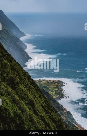 Panoramablick auf Faja dos Vimes auf der Insel Sao Jorge auf den Azoren, mit dramatischen Klippen, üppigem Grün und rauschenden Atlantikwellen, perfekt für nat Stockfoto
