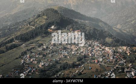 Blick aus der Vogelperspektive auf das Dorf am Hang. Berglandschaft mit Terrassenfeldern und Häusern. Malerische ländliche Umgebung Stockfoto