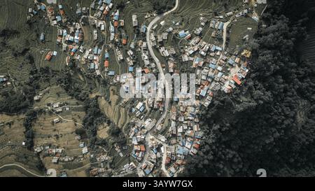Blick aus der Vogelperspektive auf das Dorf am Hang. Berglandschaft mit Terrassenfeldern und Häusern. Malerische ländliche Umgebung Stockfoto