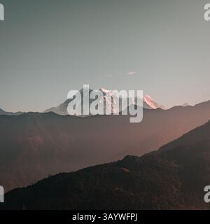 Majestätisches Himalaya-Bergpanorama. Schneebedeckte Gipfel unter weichem Licht Stockfoto