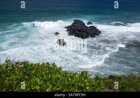 Wellen stürzen auf Vulkanfelsen. Raue Aussicht Auf Die Küste. Ocean Power und Majestät. Türkis Wirbelt Um Dark Rocks. Hochwertige Fotos Stockfoto