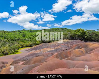 Atemberaubender Blick auf die einzigartige siebenfarbige Erdformation in Chamarel, Mauritius, mit lebhaften Farbtönen und atemberaubenden Naturlandschaften. Sieben Kol Stockfoto