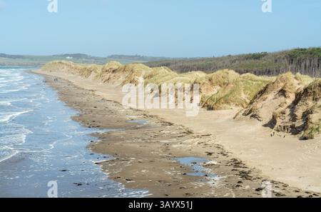 Blick auf den Strand von Penrhos von den Sanddünen, Anglesey, North Wales, Großbritannien. Aufgenommen am 30. März 2025. Stockfoto