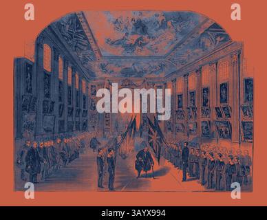 Ein großer Saal mit einer Versammlung von Menschen, einige halten Fahnen, andere stehen in Formation. Die prunkvolle Architektur verfügt über hohe Decken, die mit komplizierten Gemälden verziert sind, was eine majestätische Atmosphäre schafft. Die Wände sind mit gerahmten Kunstwerken gesäumt, die die kulturelle Bedeutung der Umgebung hervorheben. Verteilung der „Nelson Medaillen“ in der Painted Hall, Greenwich Hospital Classic Art mit einem modernen Twist, der von Artotop neu gestaltet wurde Stockfoto