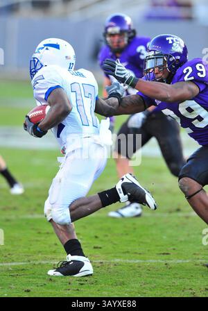 22. November 2008: Air Force Quarterback Asher Clark (17) TCU Safety Stephen Hodge (29) im NCAA Football Spiel zwischen den TCU Horned Frogs und den Air Force Falcons im Amon G. Carter Stadium in ft. Worth, TX TCU besiegte die Air Force 44-10. Manny Flores/CSM Stockfoto