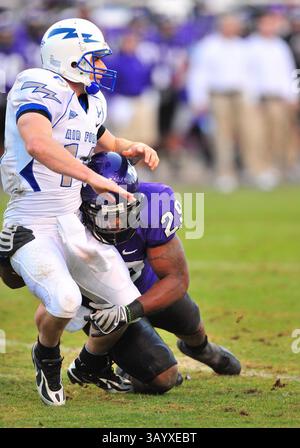 22. November 2008: Air Force Quarterback Shea Smith (14) TCU-Sicherheit Stephen Hodge (29) in Aktion während des NCAA Football Spiels zwischen den TCU Horned Frogs und den Air Force Falcons im Amon G. Carter Stadium in ft. Worth, TX TCU besiegte die Air Force 44-10. Manny Flores/CSM Stockfoto