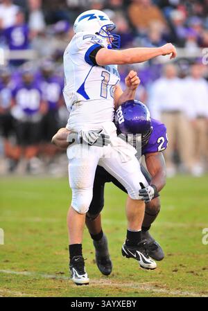22. November 2008: Air Force Quarterback Shea Smith (14) TCU-Sicherheit Stephen Hodge (29) in Aktion während des NCAA Football Spiels zwischen den TCU Horned Frogs und den Air Force Falcons im Amon G. Carter Stadium in ft. Worth, TX TCU besiegte die Air Force 44-10. Manny Flores/CSM Stockfoto