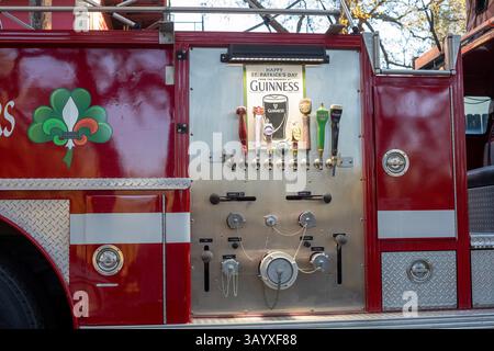 New Orleans, Louisiana – der Downtown Irish Club hält seine St. Patrick's Day-Parade ab, bei der die französischen Bierzapfen auf einem Feuerwehrwagen platziert werden. Stockfoto