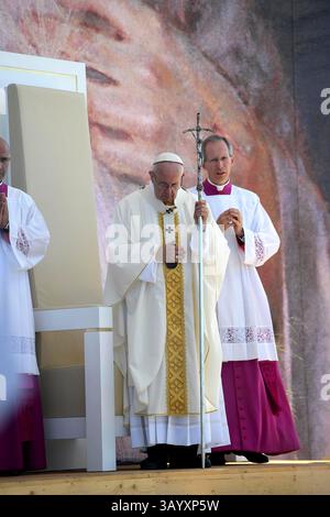 BRZEGI, POLEN - 31. Juli 2016 - Papst Franziskus wird während der letzten Messe beim Weltjugendtag 2016 in Brzegi, Polen, dargestellt. Papst Franziskus mehr als 1,6 Millionen Stockfoto