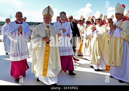 BRZEGI, POLEN - 31. Juli 2016 - Papst Franziskus wird während der letzten Messe beim Weltjugendtag 2016 in Brzegi, Polen, dargestellt. Papst Franziskus mehr als 1,6 Millionen Stockfoto