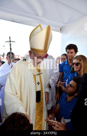 BRZEGI, POLEN - 31. Juli 2016 - Papst Franziskus wird während der letzten Messe beim Weltjugendtag 2016 in Brzegi, Polen, dargestellt. Papst Franziskus mehr als 1,6 Millionen Stockfoto