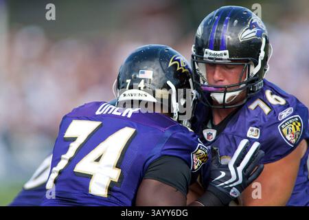 August 2009 - Westminster, Maryland, USA S - 11. Aug. 2009: Baltimore Ravens kämpfen gegen Micheal Oher und Joe Reitz während des Baltimore Ravens 2009 Trainingslagers am Mc Daniels College in Westminster, Maryland (Bild: © Southcreek Global/ZUMApress.com) Stockfoto