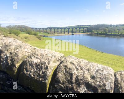20. April 2025 - Bradford, Großbritannien - das Hewenden Viaduct in der Nähe von Cullingworth, West Yorkshire, England, diente ursprünglich als Eisenbahnviadukt entlang Stockfoto