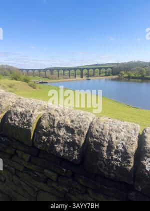 20. April 2025 - Bradford, Großbritannien - das Hewenden Viaduct in der Nähe von Cullingworth, West Yorkshire, England, diente ursprünglich als Eisenbahnviadukt entlang Stockfoto