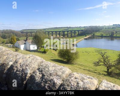 20. April 2025 - Bradford, Großbritannien - das Hewenden Viaduct in der Nähe von Cullingworth, West Yorkshire, England, diente ursprünglich als Eisenbahnviadukt entlang Stockfoto