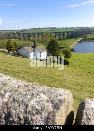 20. April 2025 - Bradford, Großbritannien - das Hewenden Viaduct in der Nähe von Cullingworth, West Yorkshire, England, diente ursprünglich als Eisenbahnviadukt entlang Stockfoto