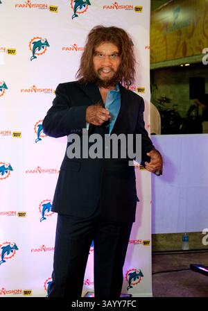 Oktober 2010 - Miami Gardens, Florida, USA - Geico Caveman beim Miami Dolphins Monday Night Game gegen die New England Patriots. (Bild: © Michele Sandberg/ZUMApress.com) Stockfoto