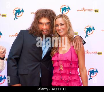Oktober 2010 - Miami Gardens, Florida, USA - Geico Caveman beim Miami Dolphins Monday Night Game gegen die New England Patriots. (Bild: © Michele Sandberg/ZUMApress.com) Stockfoto