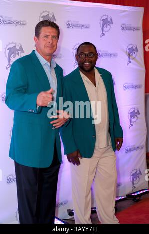Oktober 2010 - Miami Gardens, Florida, USA - Ex Miami Dolphin Quarterback DAN MARINO (L) und Ex NFL Spieler MARK DUPER beim Miami Dolphins Monday Night Game gegen die New England Patriots. (Bild: © Michele Sandberg/ZUMApress.com) Stockfoto