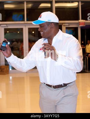 Oktober 2010 - Miami Gardens, Florida, USA - Kongressabgeordneter Meeks bei Miami Dolphins Monday Night Game gegen die New England Patriots. (Bild: © Michele Sandberg/ZUMApress.com) Stockfoto