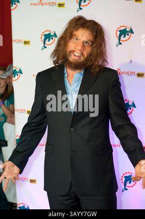 Oktober 2010 - Miami Gardens, Florida, USA - Geico Caveman beim Miami Dolphins Monday Night Game gegen die New England Patriots. (Bild: © Michele Sandberg/ZUMApress.com) Stockfoto