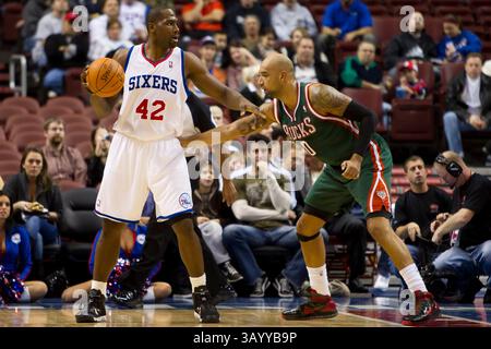 19. November 2010: Philadelphia 76ers Power Stürmer Elton Brand (42), der 76 im Wells Fargo Center in Philadelphia, Pennsylvania, von Milwaukee Bucks Power Stürmer Drew Gooden (0) bewacht wird. The 76ers Beat the Bucks, 90-79.(Bild: © Chris Szagola/Cal Sport Media/ZUMAPRESS.com) Stockfoto