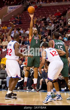 19. November 2010: Milwaukee Bucks Power Forward Drew Gooden (0) mit dem drei-Punkte-Schuss als Teamkollege John Salmons (15) und Philadelphia 76ers Power Forward Elton Brand (42) und Shooting Guard Evan Turner (12) schauen während des NBA-Spiels zwischen den Milwaukee Bucks und den Philadelphia 76ers im Wells Fargo Center in Philadelphia, Pennsylvania, Pennsylvania, an. The 76ers Beat the Bucks, 90-79.(Bild: © Chris Szagola/Cal Sport Media/ZUMAPRESS.com) Stockfoto