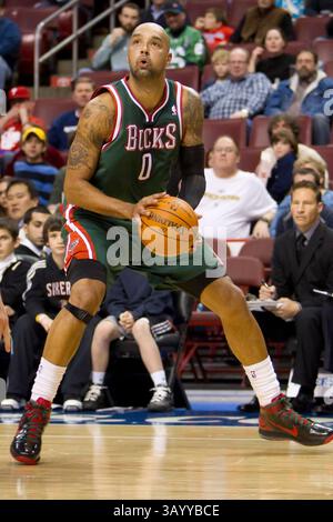 19. November 2010: Milwaukee Bucks Power-Forward Drew Gooden (0), der seinen Schuss während des NBA-Spiels zwischen den Milwaukee Bucks und den Philadelphia 76ers im Wells Fargo Center in Philadelphia, Pennsylvania, aufstellte. The 76ers Beat the Bucks, 90-79.(Bild: © Chris Szagola/Cal Sport Media/ZUMAPRESS.com) Stockfoto
