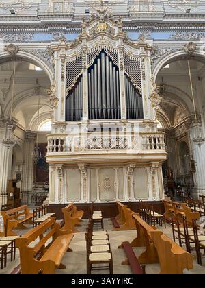 Die große Pfeifenorgel beleuchtet das kunstvolle barocke Innere der Kathedrale von San Giorgio und enthüllt komplexe architektonische Details im historischen Modica sanct Stockfoto