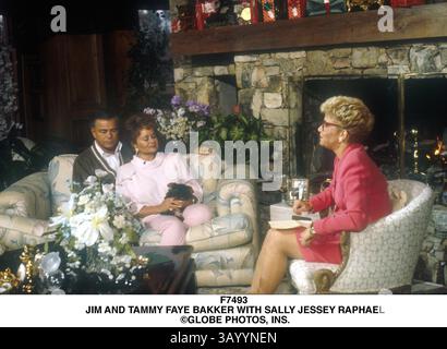 Februar 2001 - F7493 . JIM UND TAMMY FAYE BAKKER MIT SALLY JESSEY RAPHAEL. Â FOTOS, INS. (Kreditbild: © Globe Photos/ZUMApress.com) Stockfoto
