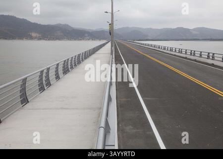 28. Oktober 2010 - Bahia de Caraquez, MANABI, ECUADOR - (28.10.2010) ECUADOR - BAHIA 28.10.2010.- CONSTRUIR-PUENTE BAHIA-BAHIA DE CARAQUEZ PUENTE BAHIA-SAN VICENTE,SOBRE EL RIO ESTUARIO DEL RIO CHONE ..FOTO MARIO FAUSTOS (Kreditbild: © El Comercio/GDA/ZUMApress.com) Stockfoto